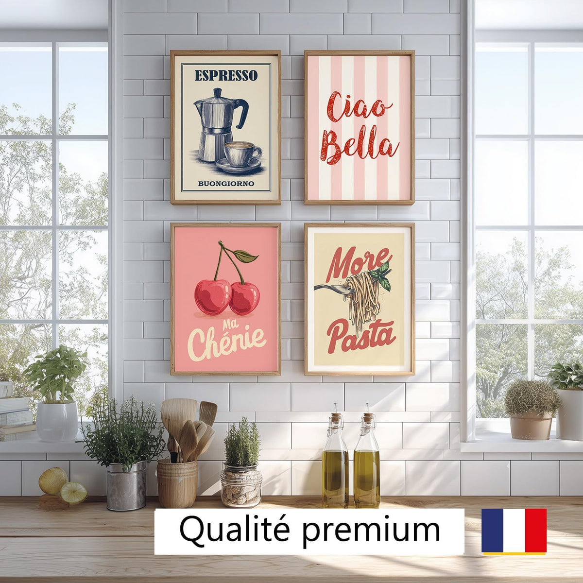 Lot de 4 affiches cuisine rétro italiennes encadrées au-dessus d'un plan de travail en bois.